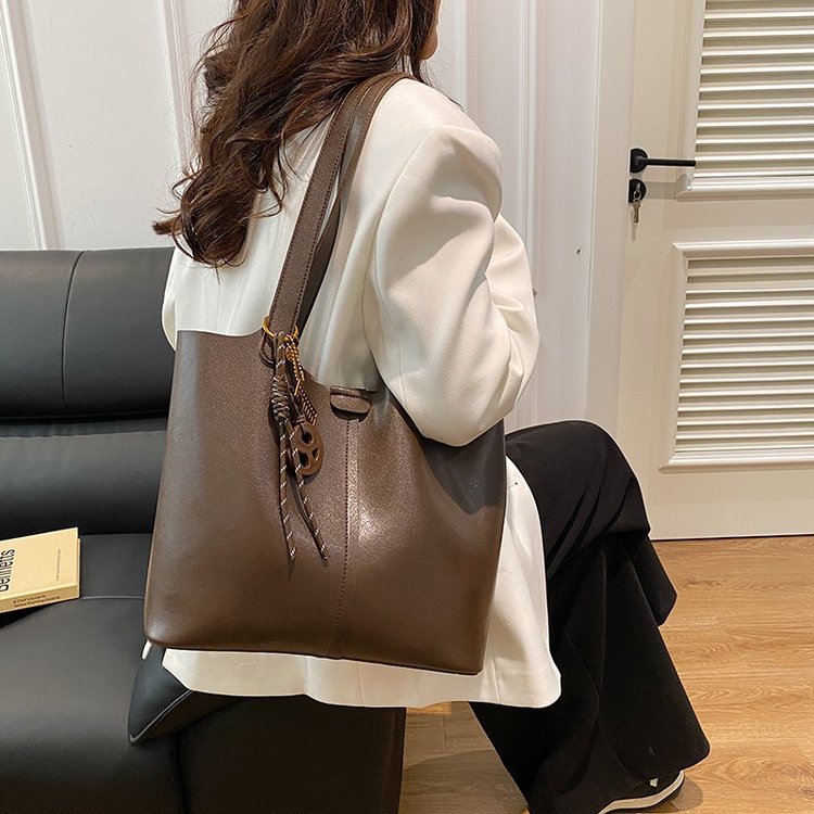 New Casual Stylish Versatile Commuter Shoulder Tote Bag